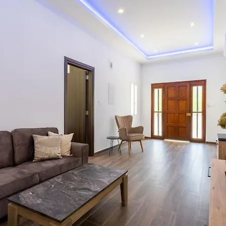 Apartment Aura 2-bedroom In *